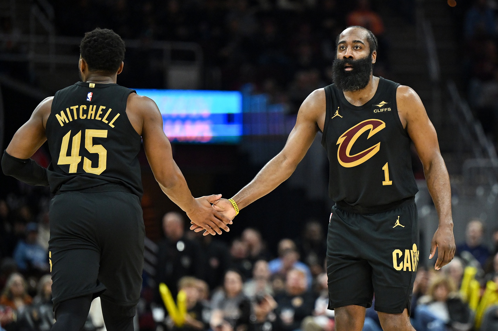 爱游戏APP-NBA彩经：湖人难阻火箭 骑士胜猛龙 掘金擒森林狼 老鹰力拼尼克斯